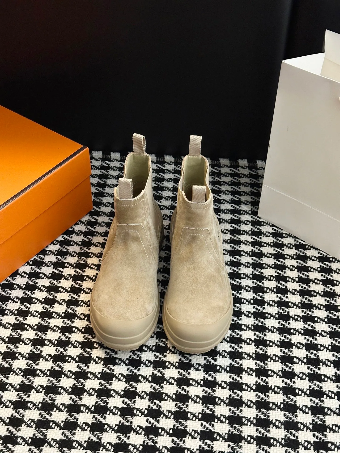 👟👟Ex-factory price 700👟👟 【𝐇𝐄𝐑𝐌𝐄𝐒Ankle boots】Exquisite workmanship, classic and yet individual, matching college style & simple style. yyds The key point is that it makes you taller and slimmer, which is really good news for small people. It makes you look slimmer and taller than ever yyds, good-looking ➢Shoe upper material: original customized cowhide + Yangjing noodles ➢Inner material: cowhide lining ➢Outsole material: original rubber sole ➢Color selection: black cowhide, black Yangjing, nude Yangjing ➢Optional code number: 35-40 (customized 40 is not returnable)